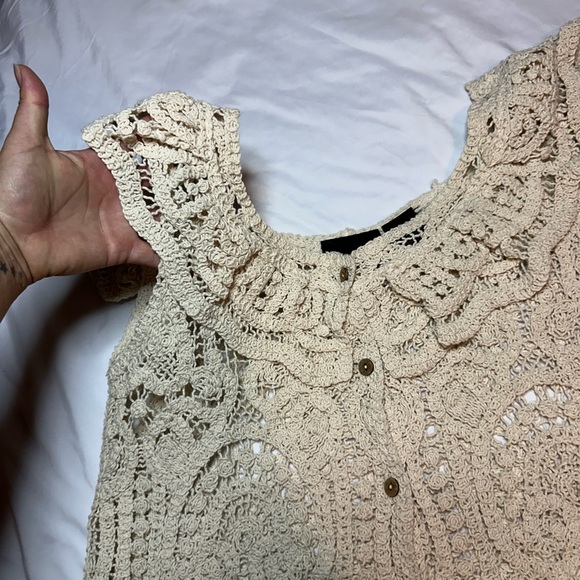 Chic Crochet Lace Blouse in Cream - Picture 5 of 7